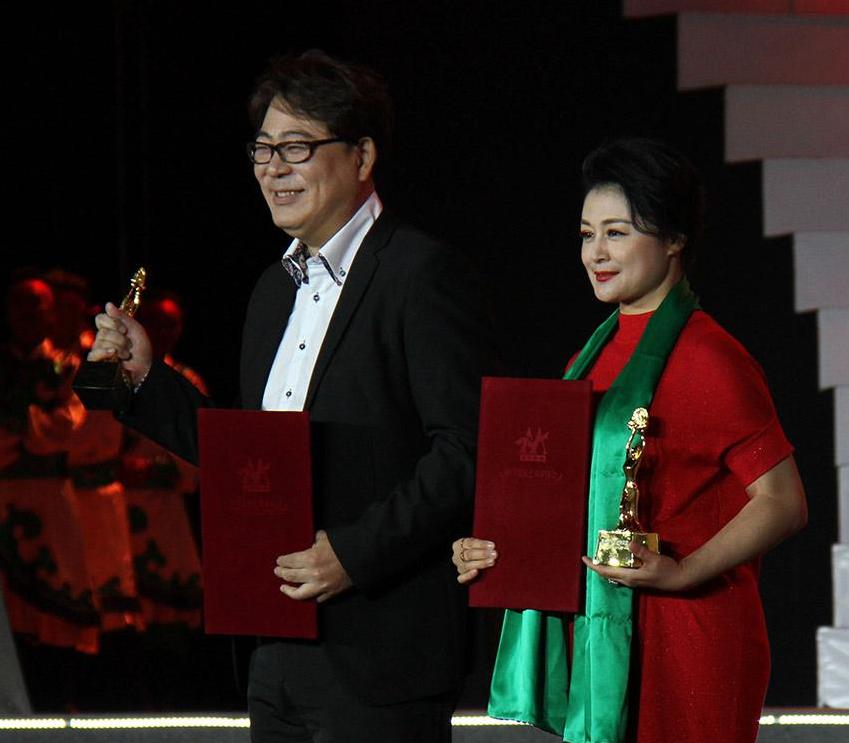 高亚麟、于月仙分别获得最佳男演员奖和最佳女演员奖。（人民网 薛丹 摄）