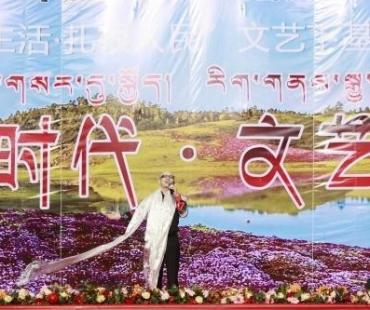 歌手平安献唱《星星不眨眼》《我爱你中国》