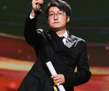 《比如父子》获上影节金爵奖艺术贡献奖 导演仇晟以奖杯向父亲祝酒