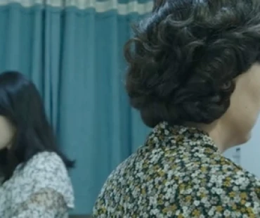 微电影｜“那只蜜蜂真的藏在阁楼里么”看大学生原创悬疑剧情片刻画强势母亲的控制欲「全国大学生网络文化节获奖作品展映」