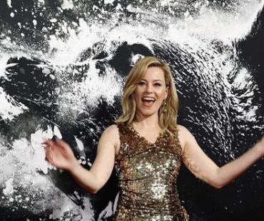 《可卡因熊》首映 伊丽莎白·班克斯金色长裙迷人