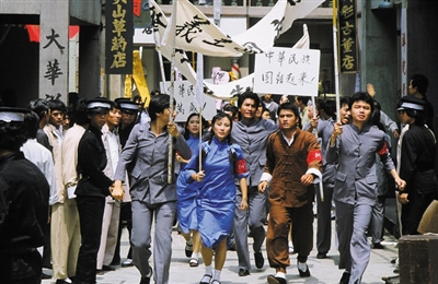 《万水千山总是情》主演汪明荃演唱的同名主题曲和剧中阮庭深（谢贤饰）和庄梦蝶（汪明荃饰）之间的爱恋故事，给内地观众带来视听新体验。直到40年后的今天，“莫说青山多障碍，风也急风也劲，白云过山峰也可传情……”的旋律一出，都会引来众多中年人的哼唱。