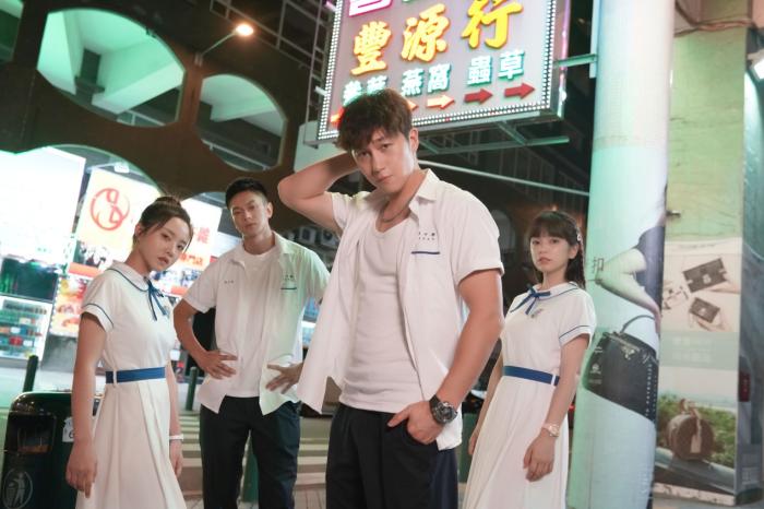 网剧《东北插班生》中的四个主要角色。从左至右：“东北大妞”韩梅梅(崔真真 饰)、来自台湾的张文峰(黄曦彦 饰)、来自东北的王虎(史元庭 饰)、“台湾甜妹”沈嘉仪(苏祈安 饰)。(受访者供图/《中国新闻》报 发)